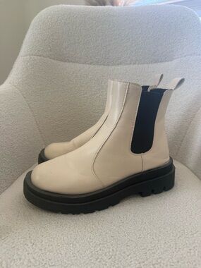 Chunky Chelsea Boot in Cream with Black Elastic